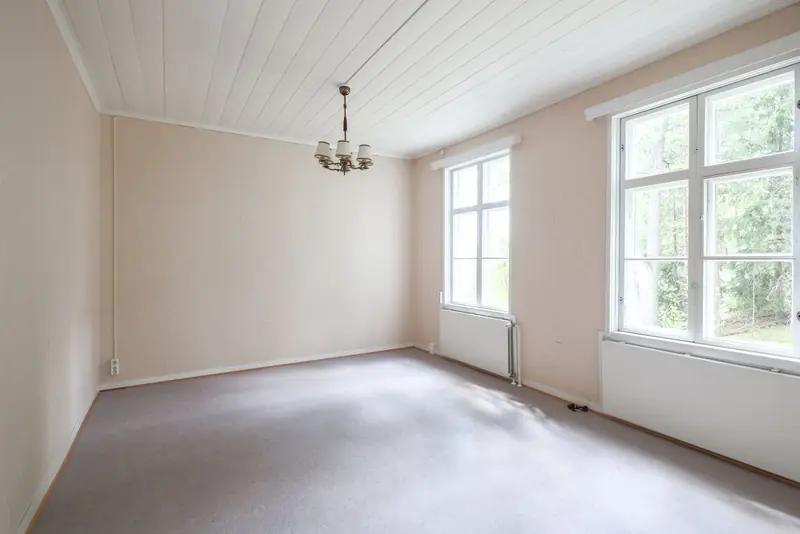 Ennen: makuhuoneen alkuperäinen kiinteistökuvaus ilman näyttävää sisustusilmeä